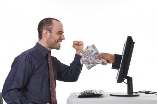 Деньги вылетают из экрана монитора