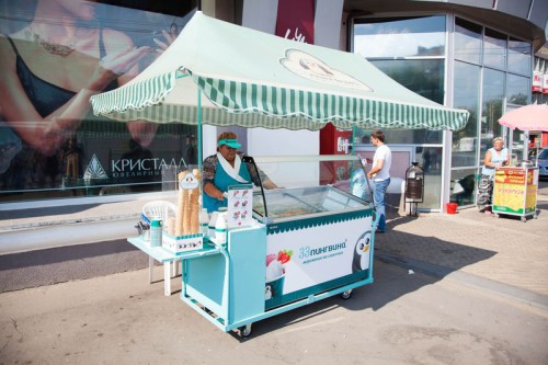 Летняя торговая точка по продаже мороженного