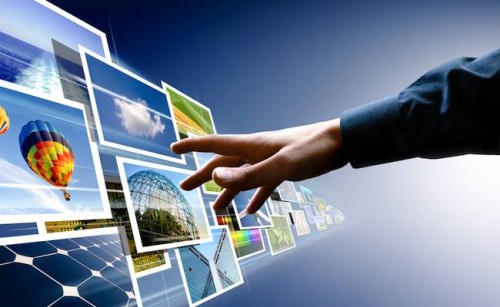 Мужчина рукой выбирает виртуальные картинки