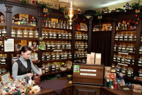 Девушка продавец в магазине чая