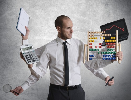 Многорукий мужчина держит в руках лупу, калькулятор, счёты, ноут