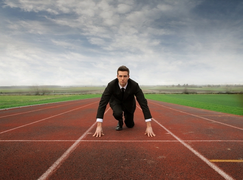 Мужчина в костюме начинает забег