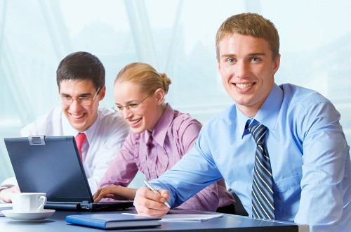 Симпатичный парень с коллегами ищут хорошую идею бизнеса