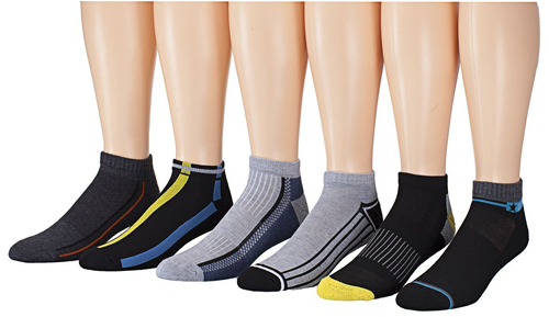 Мужские носки надетые на ноги манекенов