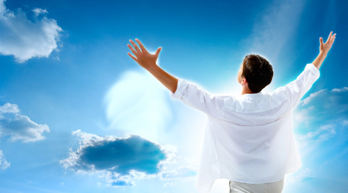 Парень тянет руки к небесам