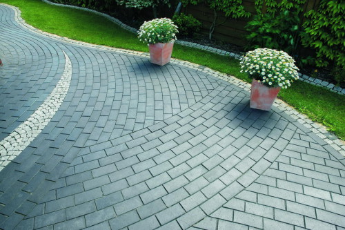 Дорожка вымощенная брусчаткой