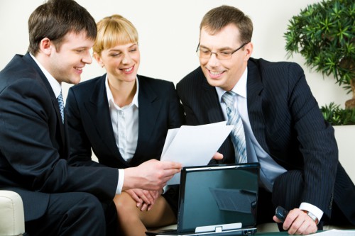 Начинающий предприниматель показывает бизнес-план инвестору