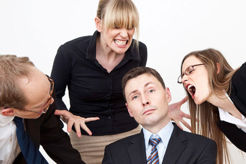 Коллеги по работе кричат на сотрудника
