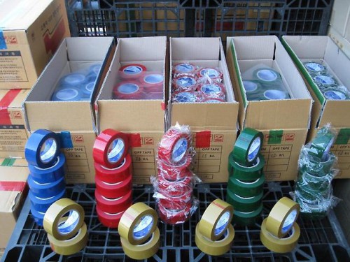 Коробки с разноцветным скотчем