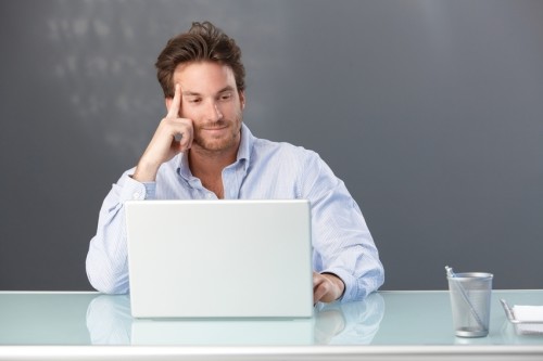 Мужчина думает