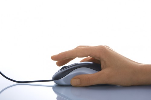 Компьютерная мышка на столе