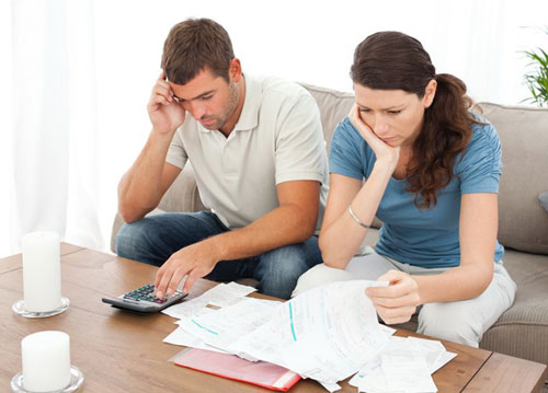 Муж с женой считают расходы и доходы