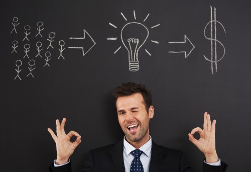 Мужчина думает над идеями для бизнеса