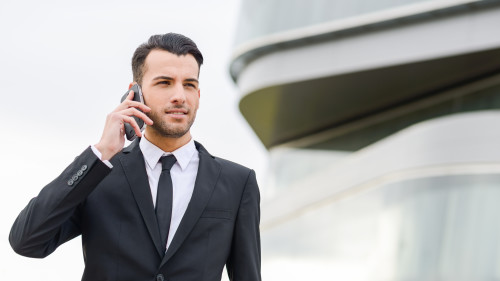 Бизнесмен разговаривает по телефону