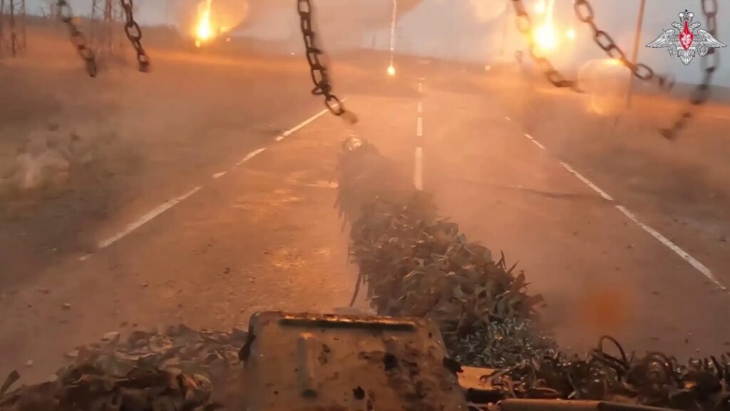 Кадры боевой работы экипажей танков Т-90М «Прорыв» в зоне СВО. Источник - МО РФ