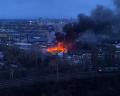 Пожар на заводе Маяк в Киеве после удара