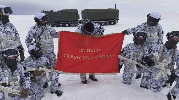 Российские военные с флагом За нашу советскую Родину