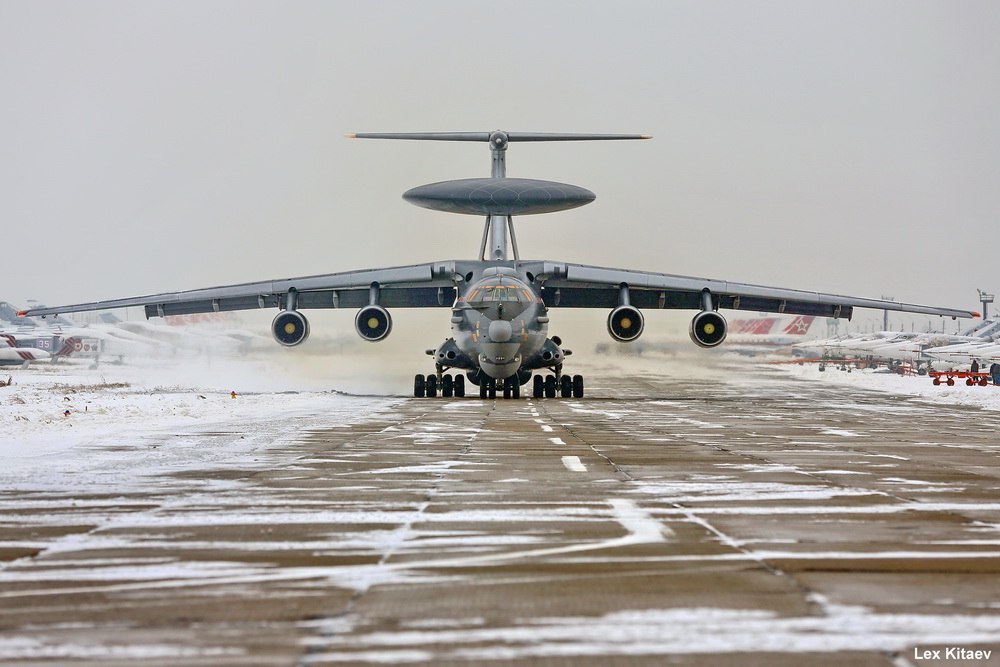 Самолет ДРЛО А-50У готовится к взлету