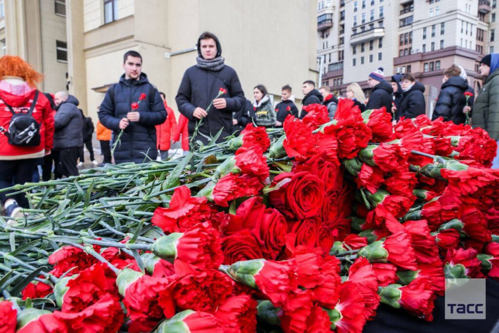На площадь ЛНР в Москве люди несут цветы в память о погибших в результате обстрела Лисичанска