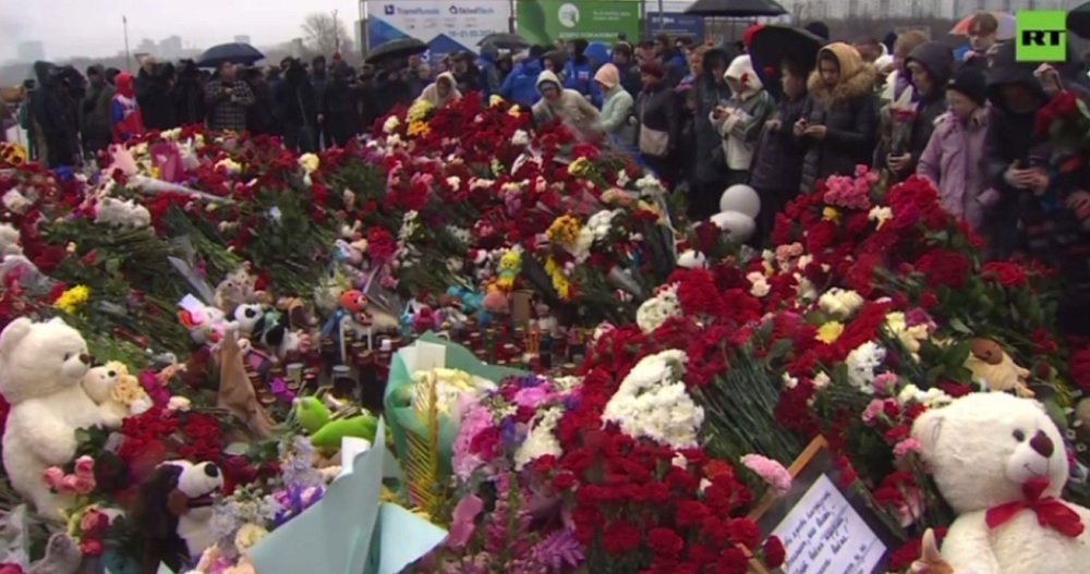 Огромное количество цветов и игрушек принесли к стихийному мемориалу у «Крокуса» в знак скорби по погибшим в теракте