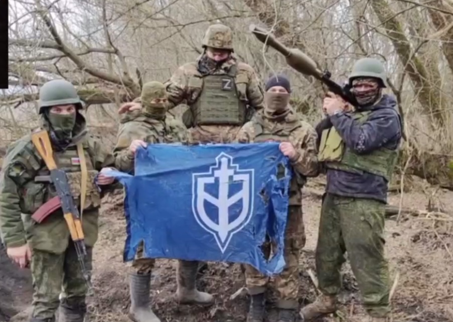 Трофейное знамя боевиков, захваченное бойцами ВС РФ на границе Харьковской области