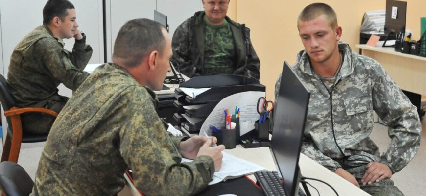 В 2025 году зарплаты военных и гражданских сотрудников армии вырастут: кого ждет прибавка?