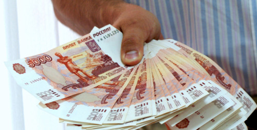 Мужчина отдаёт деньги в долг под расписку