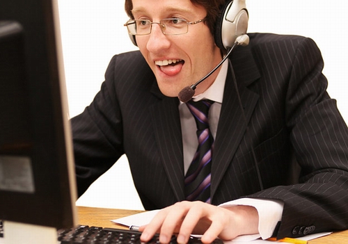 Мужчина играет в компьютерные игры